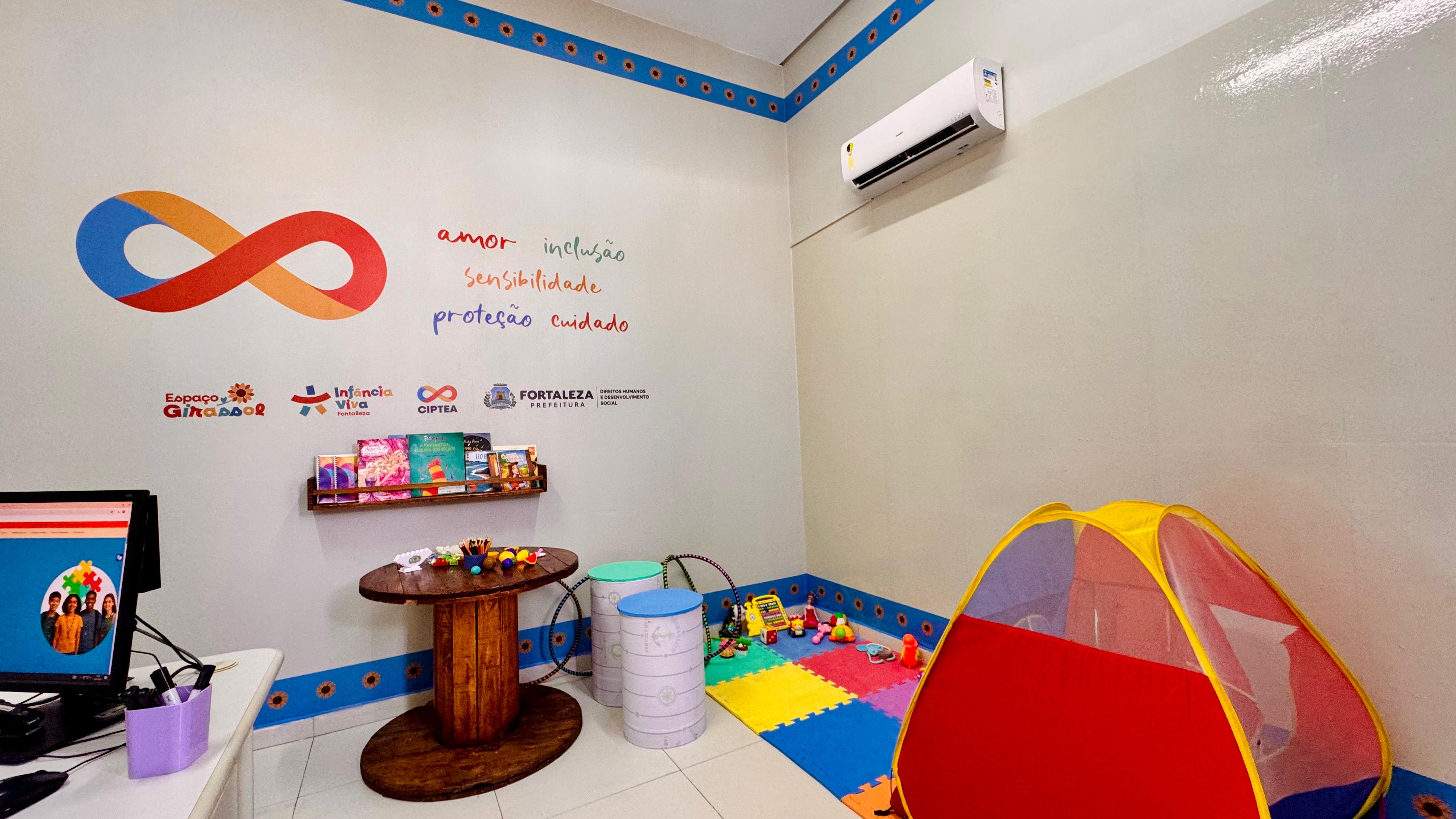 interior de uma sala adaptada para atendimento com crianças com TEA